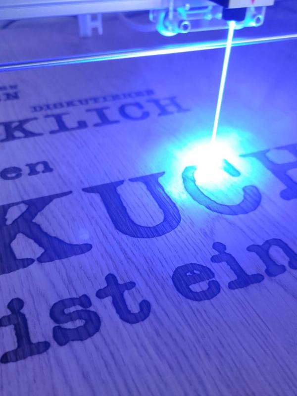 Lasergravur Holzverkleidung Küche